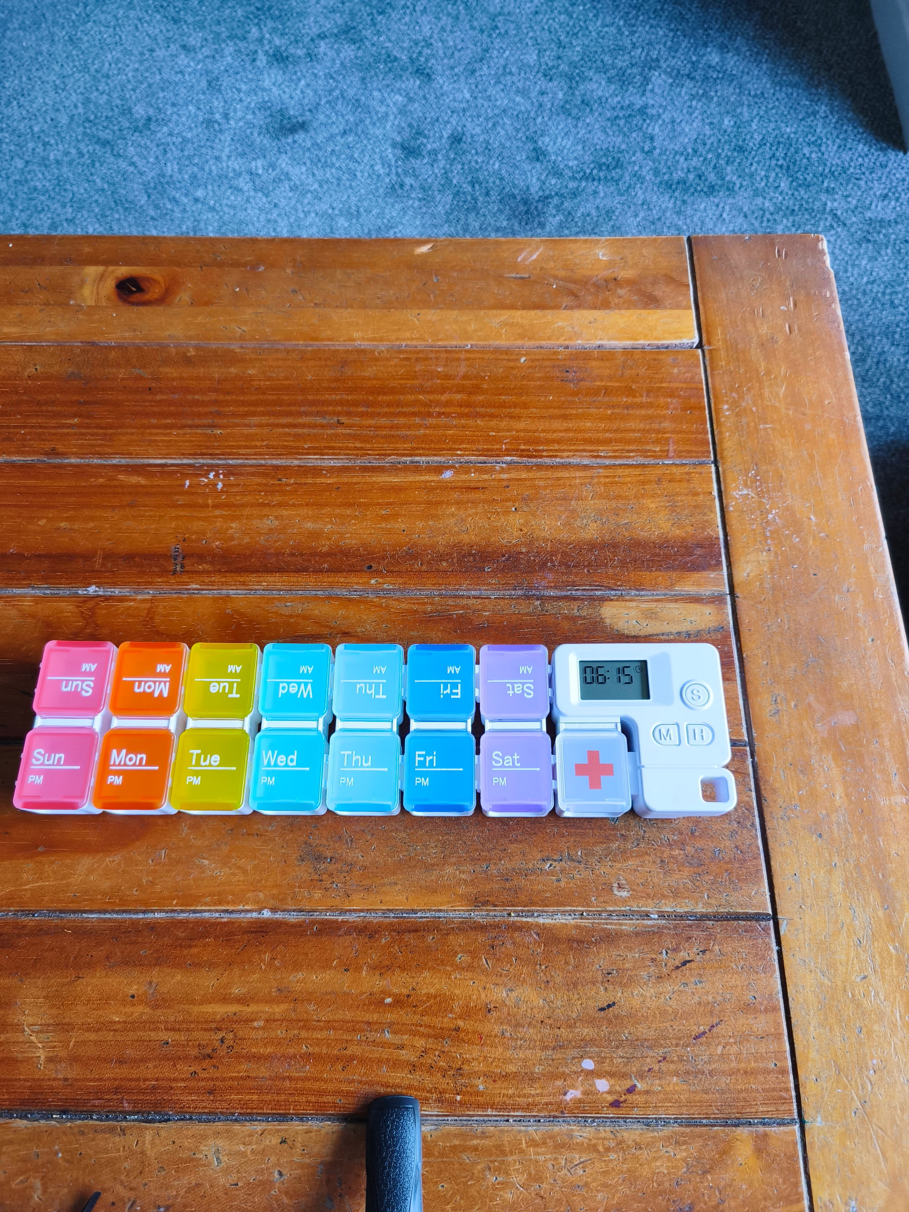 7-Dniowy Organizer na Leki Rano/Wieczór z Alarmem – Zdrowie pod Kontrolą!