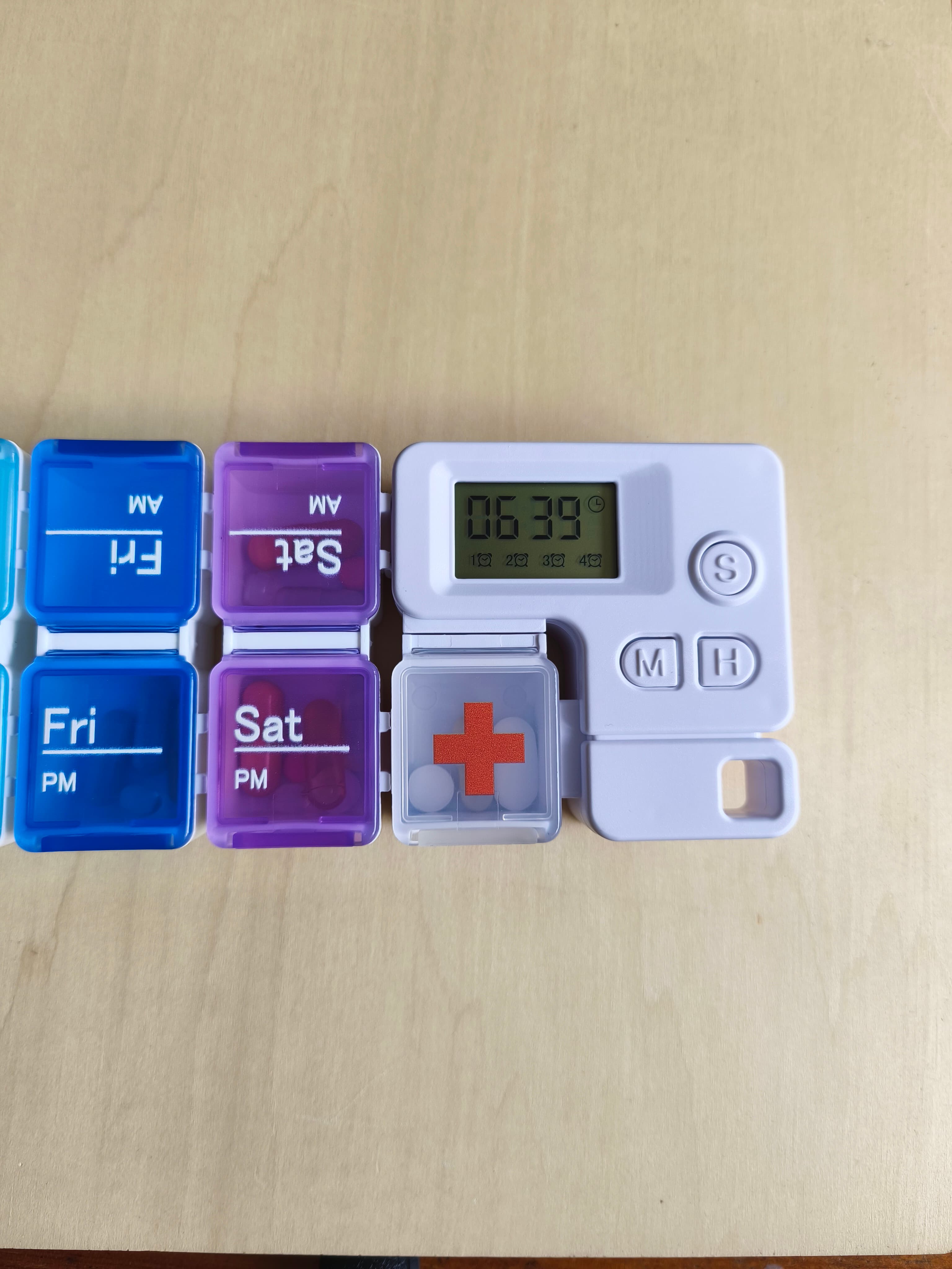 7-Dniowy Organizer na Leki Rano/Wieczór z Alarmem – Zdrowie pod Kontrolą!